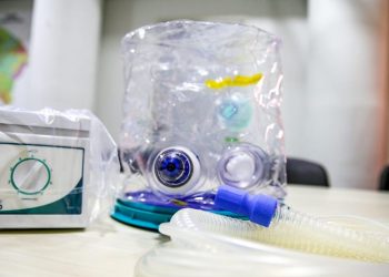 O Elmo prevê a utilização de um mecanismo de respiração artificial não invasivo (Foto: Camila Lima)