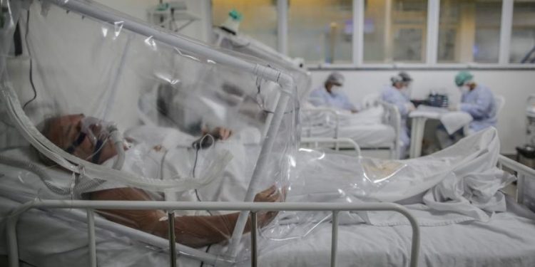 Brasil registra 756 óbitos por Covid-19 e média móvel continua a subir