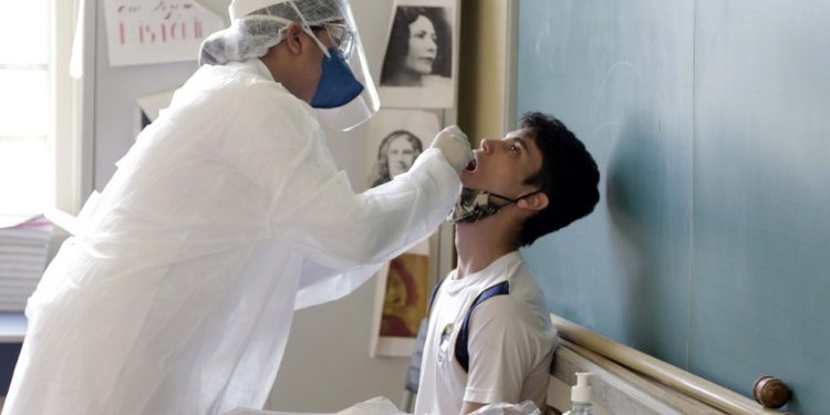 14 estados somam mais de 400 mil testes de Covid-19 com vencimento em dezembro