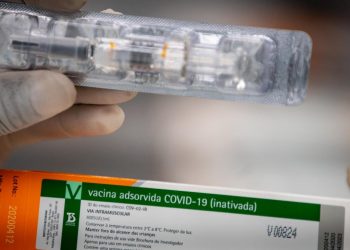 A vacina contra a Covid-19 desenvolvida pela chinesa Sinovac está sendo testada no Brasil e será produzida pelo Butantan (Foto: Reprodução/Instituto Butantan)