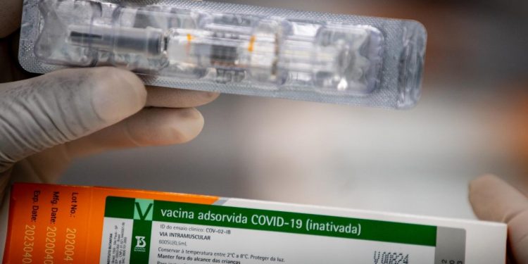 Covid-19: Anvisa autoriza retomada de testes da CoronaVac