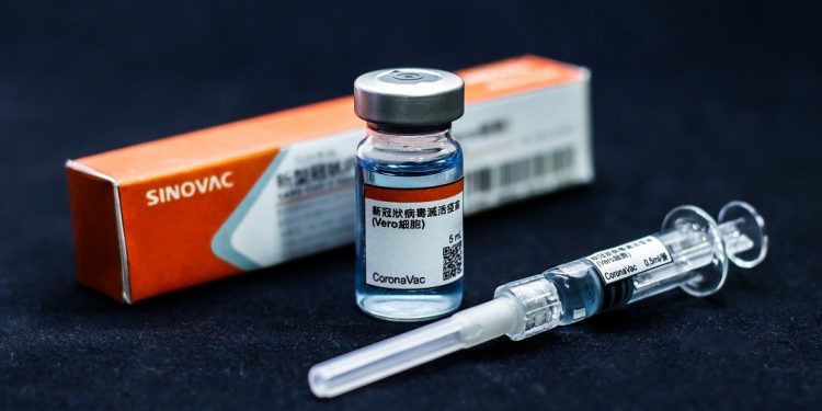 Voluntário morreu por combinação de medicamentos que não têm a ver com a vacina contra Covid