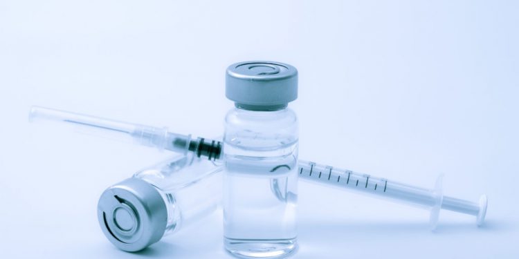 Vacina de Oxford contra Covid é segura para idosos e provoca resposta imune, aponta estudo