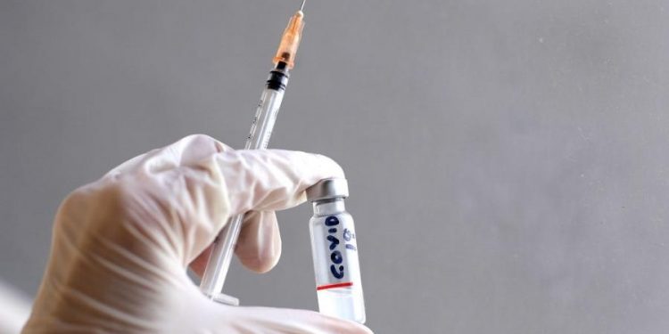 O que a Pfizer divulgou até agora não é suficiente para licenciar vacina contra Covid-19