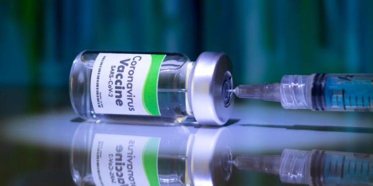 Governo Bolsonaro contraria decisão e não apresenta plano de vacinação contra Covid-19