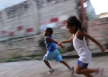 Racismo na escola pode estar presente até quando os alunos não escolhem o colega para brincar por causa da cor da pele, diz Humberto Baltar, professor e idealizador do coletivo Pais Pretos Presentes (Foto: Wayne Lee-Sing / Unsplash)