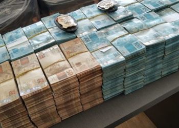 Uma grande quantidade de dinheiro que estava escondida em uma caixa na sede de uma empresa de Fortaleza foi apreendida pela Polícia Federal durante o cumprimento de um dos mandados (Foto: Polícia Federal/Divulgação)