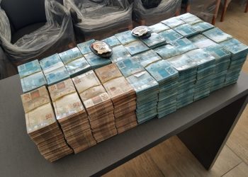 Uma grande quantidade de dinheiro que estava escondida em uma caixa na sede de uma empresa de Fortaleza foi apreendida pela Polícia Federal durante o cumprimento de um dos mandados (Foto: Polícia Federal/Divulgação)