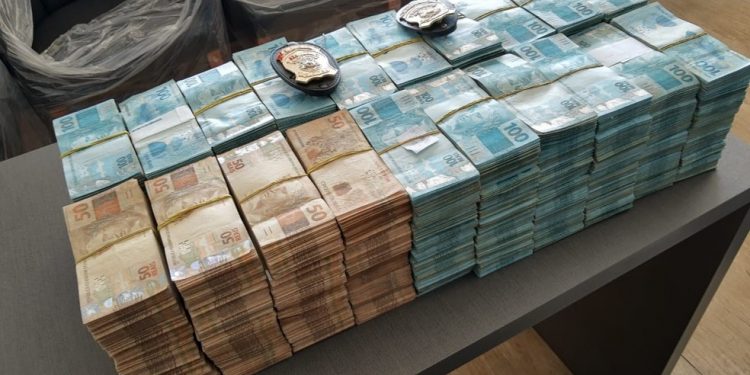 Ex-deputado cearense é preso em flagrante pela PF com R$ 2 milhões dentro de caixa de TV