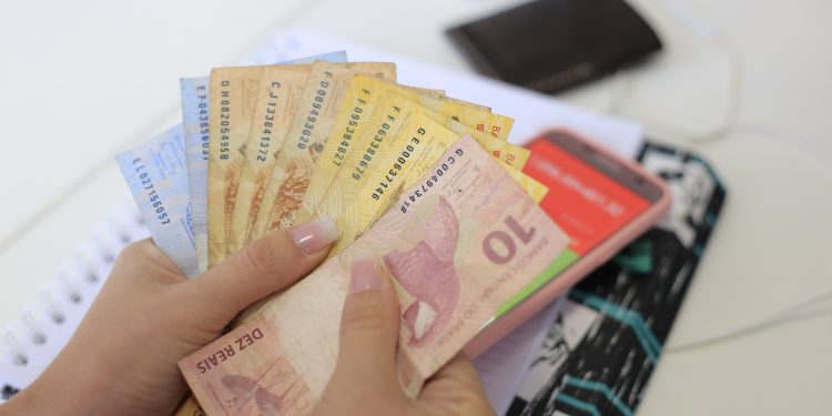 Trabalhador com corte de salário e jornada tem direito ao 13º integral