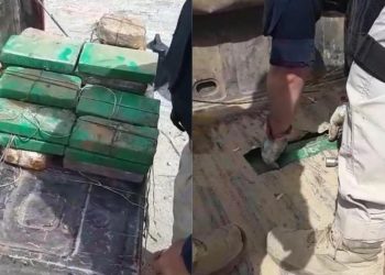 Após fiscalizar o veículo, a equipe encontrou a droga embaixo do assoalho (Foto: Reprodução)