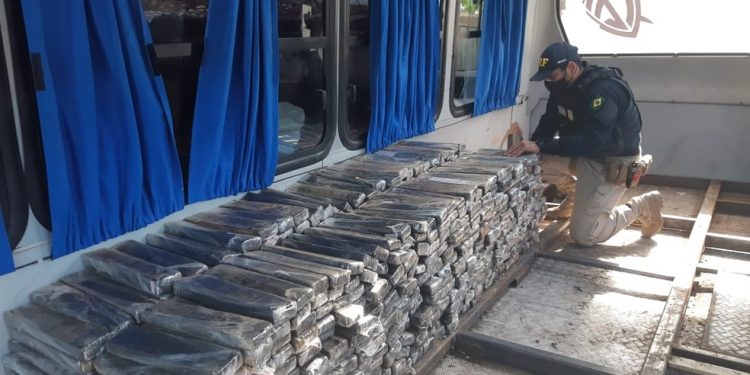 PRF apreende 700 quilos de drogas; 3ª maior da corporação no Ceará