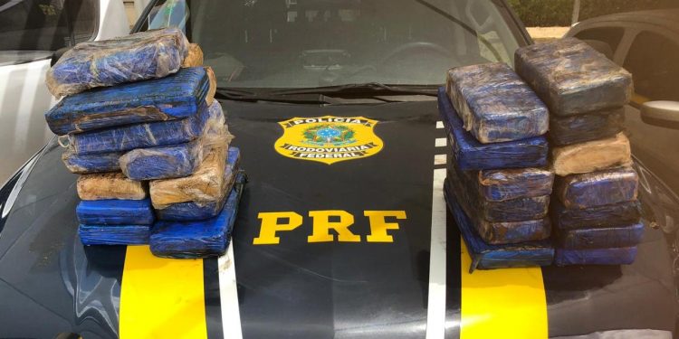 Dupla é presa após PRF apreender droga avaliada em R$ 3,9 milhões em carroceria de carro