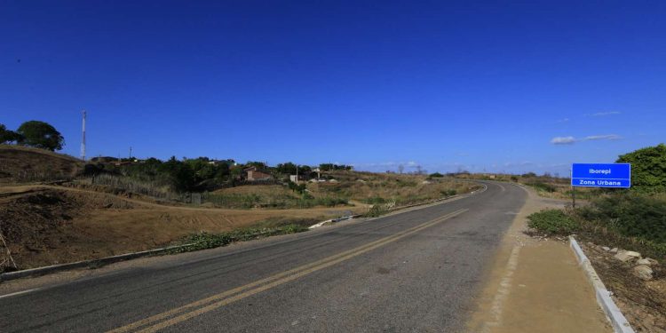 Antiga estrada carroçável entre Lavras da Mangabeira e Aurora é entregue pavimentada pelo Governo do Ceará