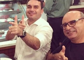 Fabrício Queiroz e Flávio Bolsonaro são denunciados pelos crimes de lavagem de dinheiro, peculato e organização criminosa (Foto: Arquivo)