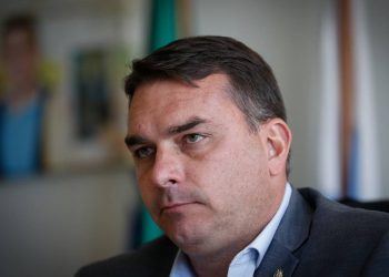 O senador Flávio Bolsonaro em seu gabinete (Foto: Pablo Jacob/Agência O Globo)