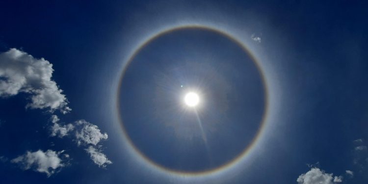 Anel colorido em volta do sol volta a ser visto no interior do Ceará