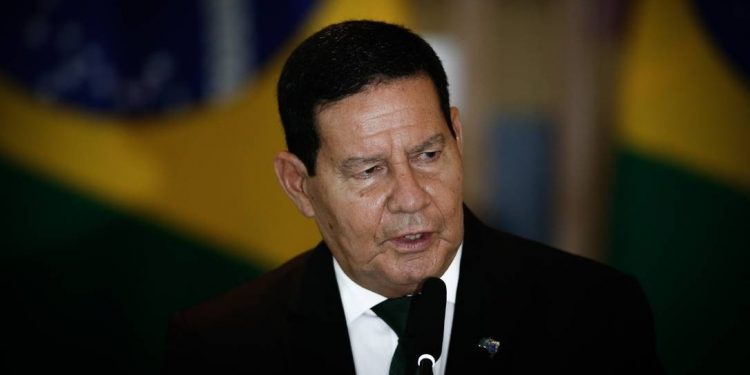 ‘Não existe racismo no Brasil’, diz Mourão após homem negro ser morto em supermercado