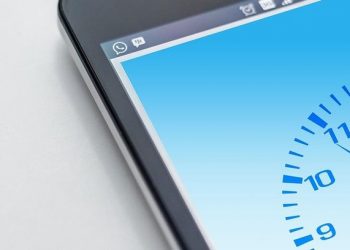 Relógios de alguns celulares foram adiantados mesmo sem horário de verão; veja como corrigir