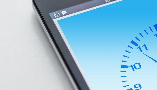 Relógios de alguns celulares foram adiantados mesmo sem horário de verão; veja como corrigir