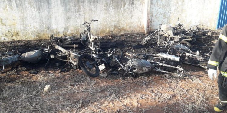 Incêndio destrói motocicletas em pátio do Demutran de Caririaçu