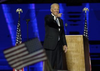 Autoridades não encontram indícios de fraude na vitória de Biden, diz jornal