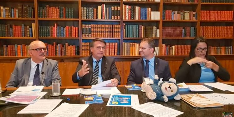 Bolsonaro mente em ‘live’ e diz que não há vídeo ou áudio em que chame Covid de ‘gripezinha’