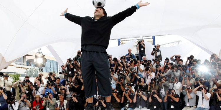 Autópsia aponta que Maradona sofreu infarto enquanto dormia, diz jornal