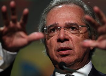Brasil pode passar por hiperinflação se não conseguir rolar dívida, afirma Guedes