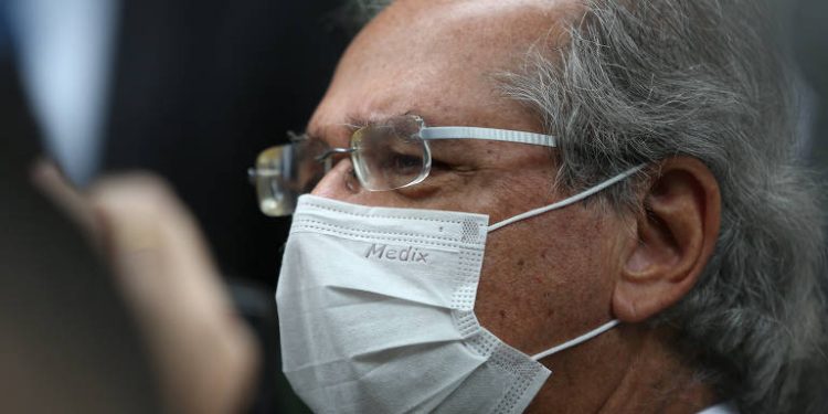 Economia está voltando e auxílio emergencial acaba no final do ano, diz Guedes