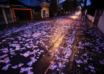MP Eleitoral pede que Justiça multe 43 candidatos do Crato por poluir ruas com distribuição de panfletos