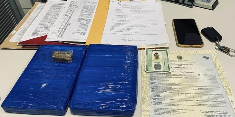 Traficante flagrado com cocaína oferece R$ 100 mil em propina a policial e é preso