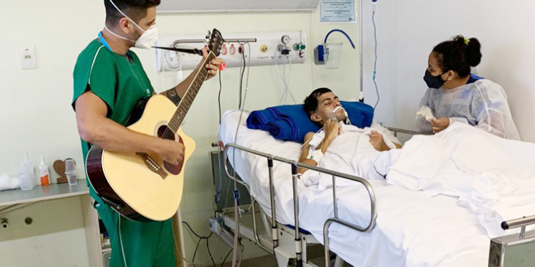 Profissionais do Hospital Regional do Cariri emocionam pacientes