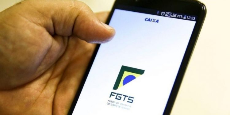 Trabalhador pode solicitar saque de R$ 1.045 do FGTS até quinta-feira