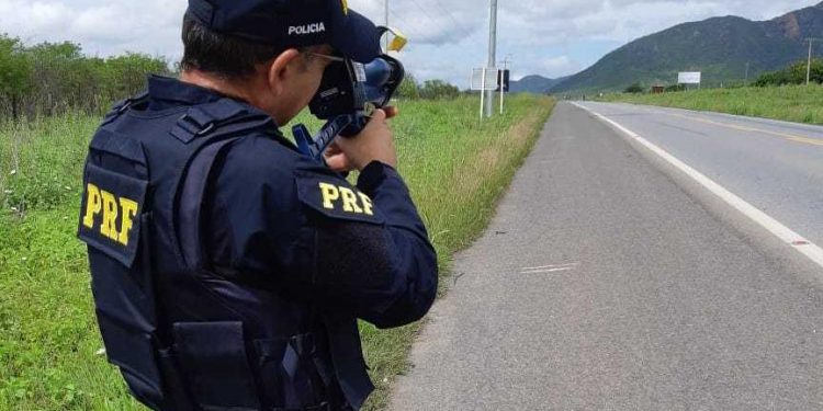 Concursos da PRF e PF são autorizados e somam 3 mil vagas; salários chegam a R$ 12 mil