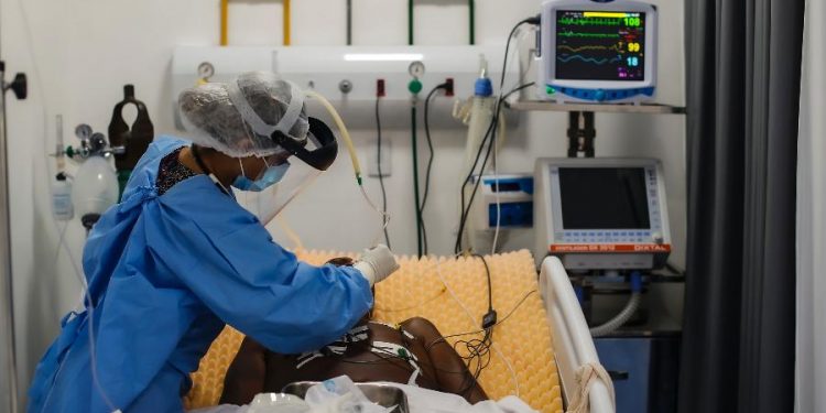 Reino Unido identifica nova variação do coronavírus e notifica a OMS