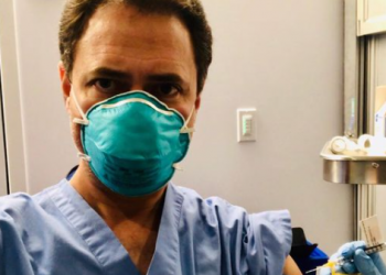 Médico cearense recebe vacina contra a Covid nos Estados Unidos