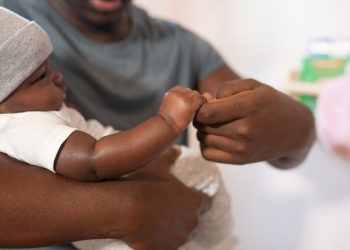 Homem descobre traição da esposa na hora do parto do filho