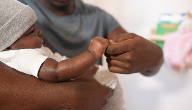 Homem descobre traição da esposa na hora do parto do filho