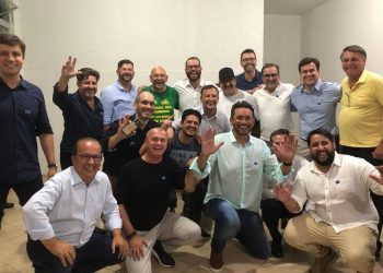 Sem usar máscaras, o presidente Jair Bolsonaro (sem partido) participa de evento com o apresentador Ratinho, o ministro Fábio Faria (Comunicações) e o empresário Luciano Hang, entre outros (Foto: Arquivo Pessoal)