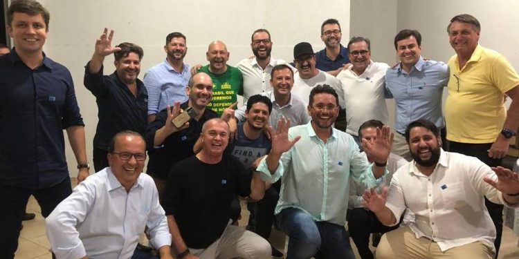 Bolsonaro diz que melhor vacina para Covid-19 é o vírus, que já matou mais de 188 mil no país