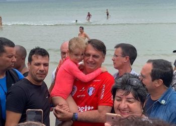 Presidente Jair Bolsonaro em praia, no litoral catarinense, sem máscara (Foto: Julia Lindner)