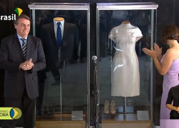 Presidente Jair Bolsonaro e a primeira-dama Michelle Bolsonaro aplaudem exibição (Foto: Reprodução/TV Brasil)