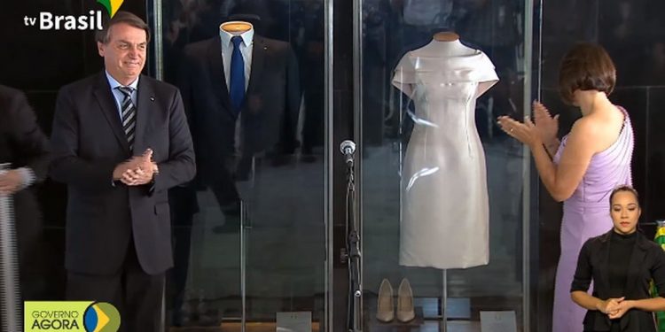 Com indicativo de segunda onda de Covid no país, Bolsonaro e Michelle inauguram exposição com roupas usadas na posse de 2019