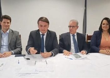 Bolsonaro participa de live semanal nas redes sociais (Foto: Reprodução/YouTube)