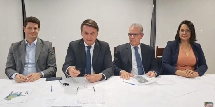 Após aumento da tarifa, Bolsonaro pede: ‘apague a luz e tome banho rápido’