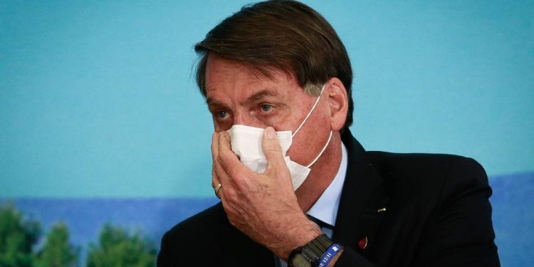 Após 9 meses de pandemia, governo muda plano e agora prevê vacinar toda a população