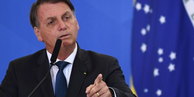 Bolsonaro nega interferência na Anvisa e diz ter pressa para vacina