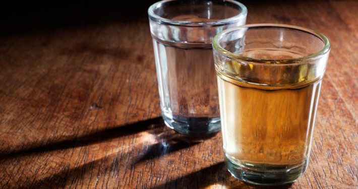 Agricultores morrem após beberem veneno achando se tratar de cachaça