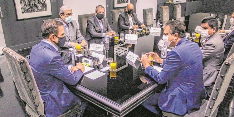 Camilo transita entre São Paulo e Brasília para garantir vacina